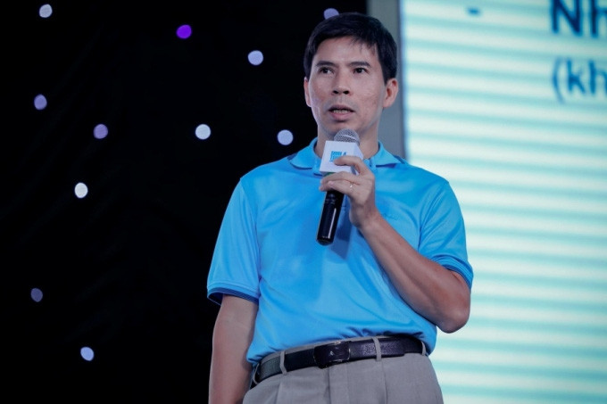 Ông Nguyễn Đức Tài nói rằng việc mặc áo phông đơn giản là để tiết kiệm thời gian. Với ông, nghĩ về việc mặc gì hôm nay rất mệt. Ông muốn dành thời gian đó để nghĩ về việc làm sao phát triển công ty hơn. Ảnh: TGDD