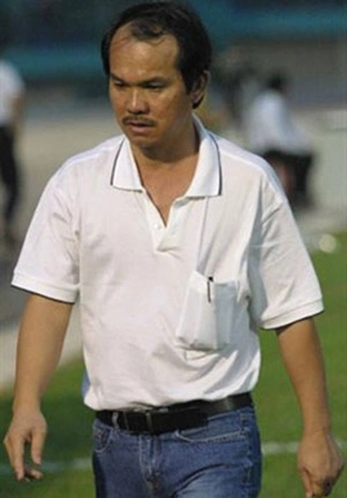 Bầu Đức thường xuyên xuất hiện với hình ảnh “tuềnh toàng” và khá bụi bặm, hiếm lắm mới thấy ông diện sơ-mi, caravat, còn lại trang phục của ông chỉ là áo phông, quần jean và giầy thể thao. Ảnh: Dân trí