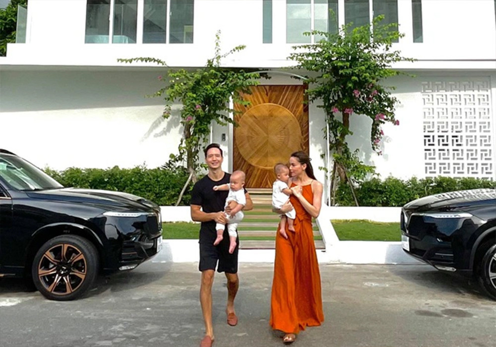 Hồ Ngọc Hà là nữ ca sĩ, người mẫu nổi tiếng tại Việt Nam. Hiện, Hà Hồ đang có cuộc sống hạnh phúc bên Kim Lý và cặp song sinh đáng yêu trong căn biệt thự 30 tỷ tại Thảo Điền (TP HCM). Ảnh: FBNV