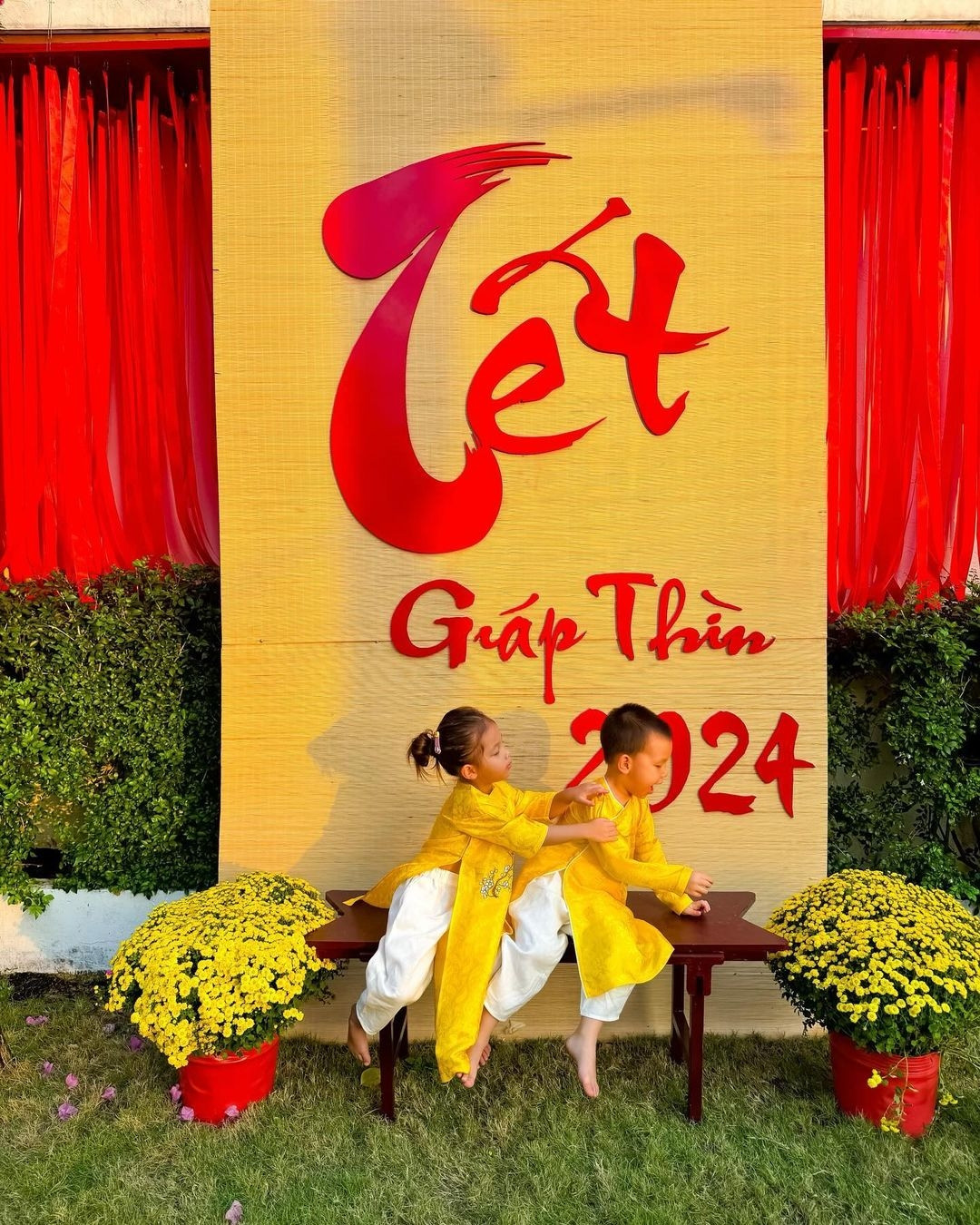 Dịp Tết Nguyên đán, biệt thự của Hà Hồ ngập tràn trong sắc đỏ và vàng. Ảnh: FBNV