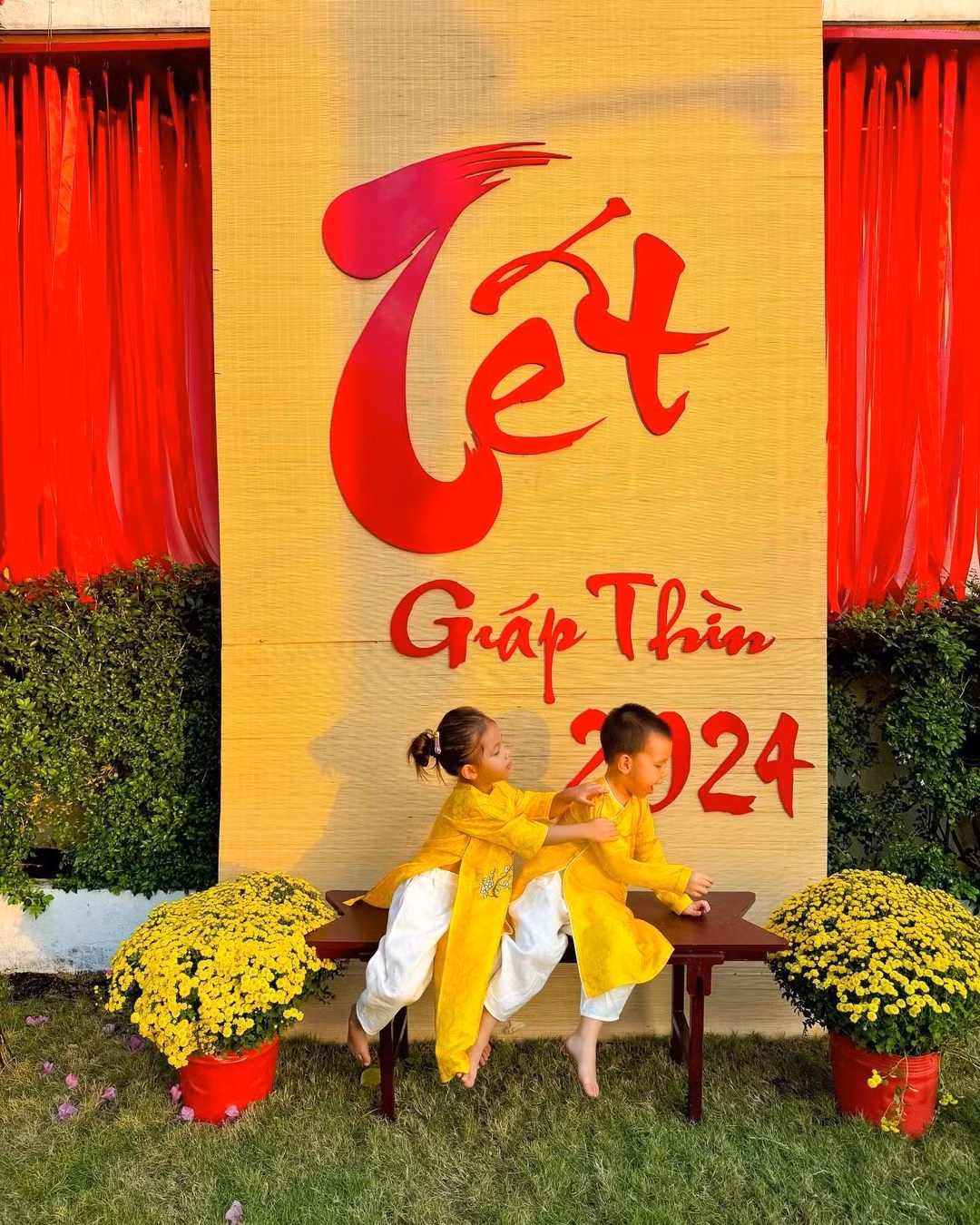 Dịp Tết Nguyên đán, biệt thự của Hà Hồ ngập tràn trong sắc đỏ và vàng. Ảnh: FBNV