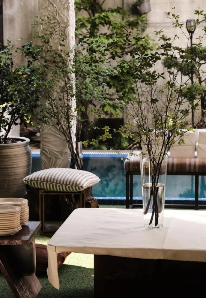 Với gu thẩm mỹ tinh tế, Hà Hồ tự tay cắm hoa, trang trí cho không gian sống thêm sinh động. Ảnh: FBNV