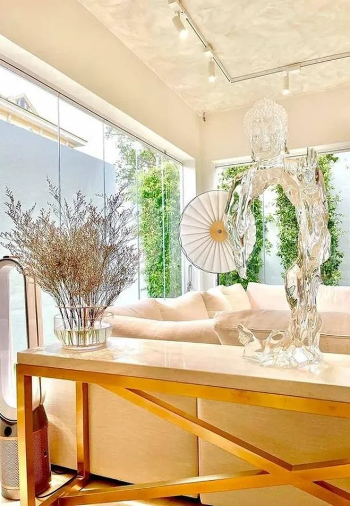 Bên trong nhà, Hà Hồ chọn tông trắng chủ đạo, phong cách tối giản và thanh lịch. Ảnh: FBNV