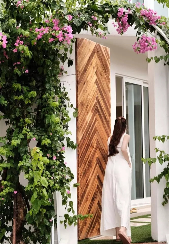 Từ bên ngoài, nữ ca sĩ tạo không gian thoáng với nhiều cây xanh, hoa... Ảnh: FBNV