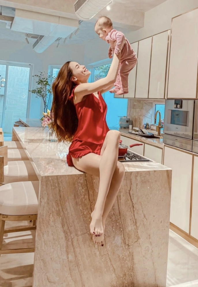 Hồ Ngọc Hà thay tường bê tông thành kính để lấy ánh sáng. Ảnh: FBNV