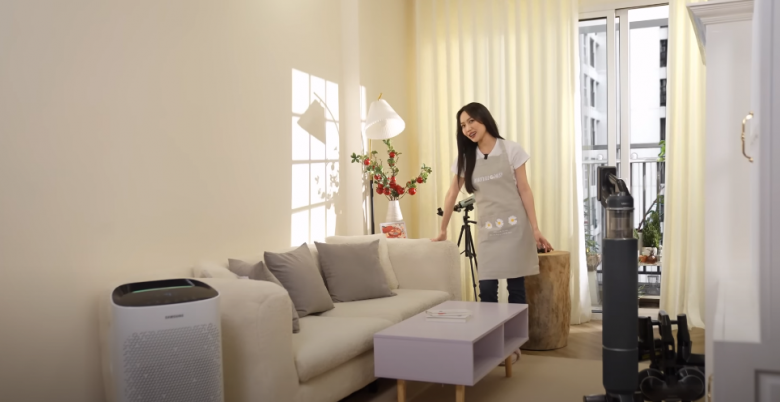 Rèm cửa và sơn tường cùng tông màu kem nhã nhặn. Ảnh chụp màn hình