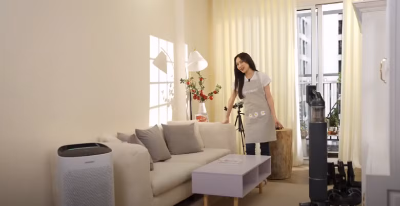 Rèm cửa và sơn tường cùng tông màu kem nhã nhặn. Ảnh chụp màn hình