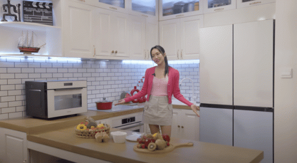 Phòng bếp thiết kế mở, khá nhỏ gọn nhưng tiện nghi. Ảnh chụp màn hình