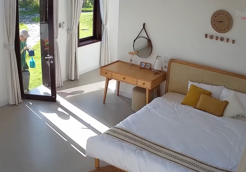 Nội thất phòng ngủ và nhà bếp chủ yếu có chất liệu từ thiên nhiên như gỗ, tre, mây,... Ảnh chụp màn hình