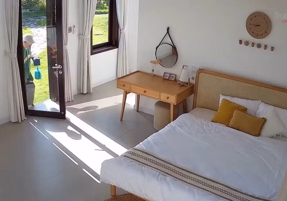 Nội thất phòng ngủ và nhà bếp chủ yếu có chất liệu từ thiên nhiên như gỗ, tre, mây,... Ảnh chụp màn hình