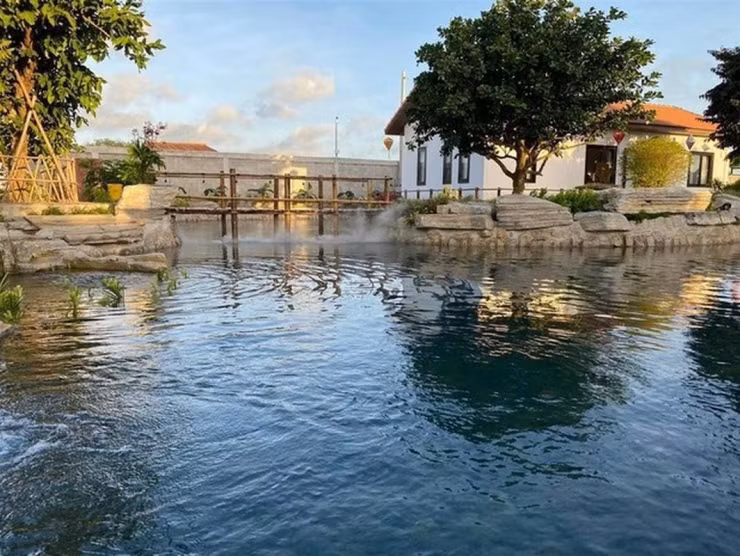 Hồ nước rộng mênh mông giúp điều hòa không khí. Ảnh: FBNV