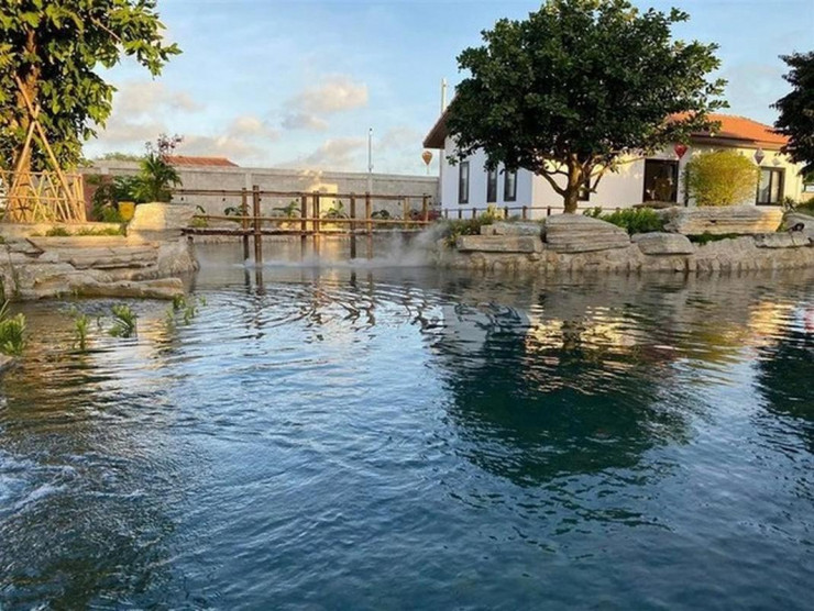 Hồ nước rộng mênh mông giúp điều hòa không khí. Ảnh: FBNV