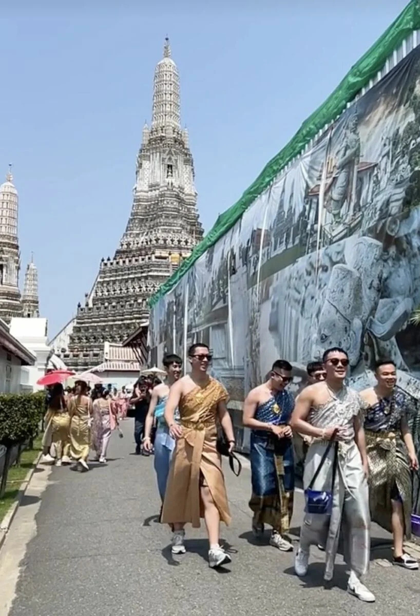 Bangkok bung no du lich nho con sot khach nam mac vay truyen thong