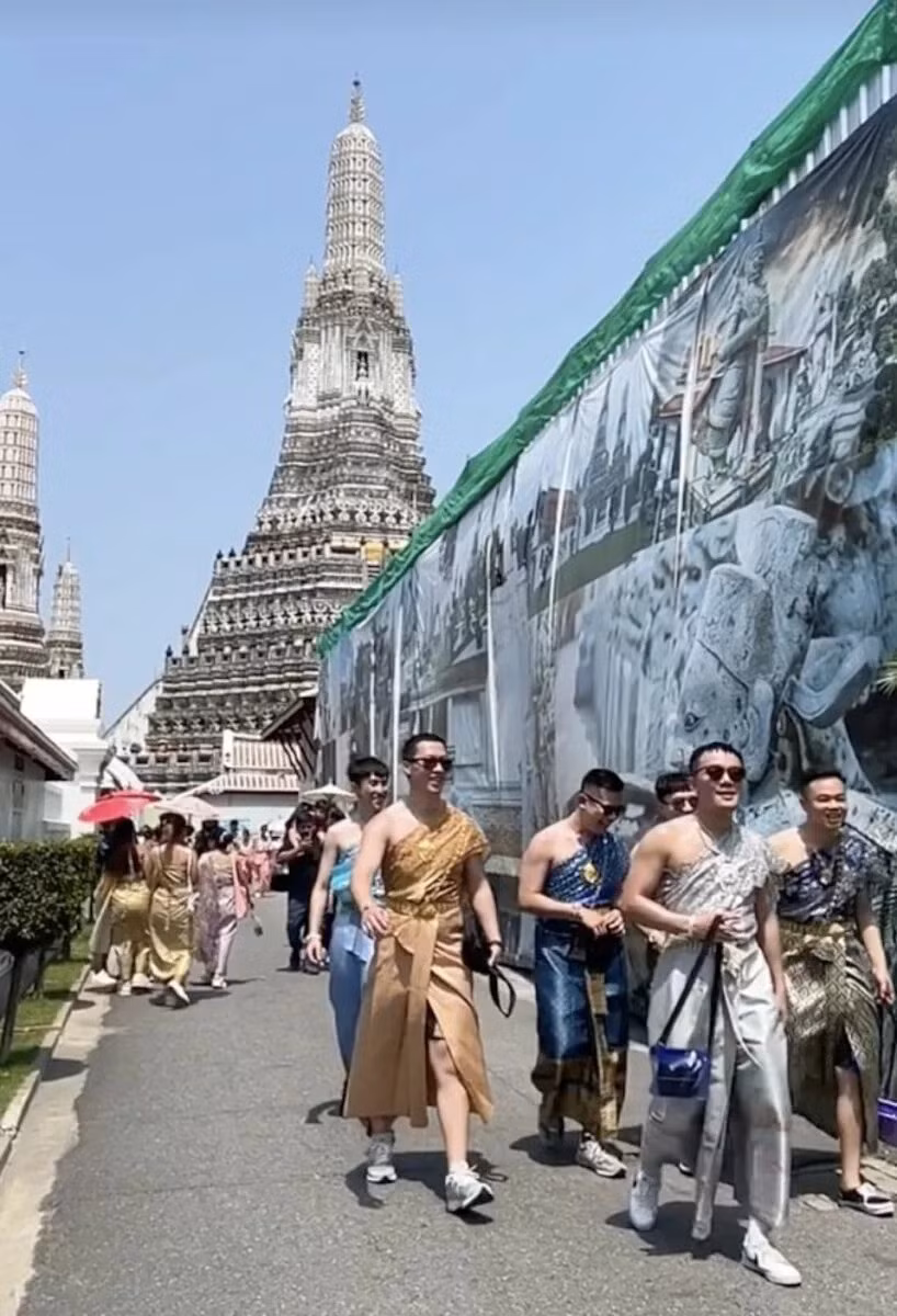 Bangkok bung no du lich nho con sot khach nam mac vay truyen thong