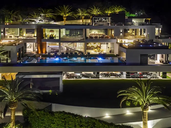 Dưới tầng hầm của ngôi nhà cất giấu bộ sưu tập ô tô trị giá hơn 30 triệu USD.