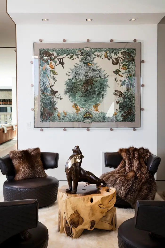 Các sản phẩm của Hermés trải khắp nhà.