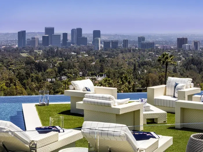 Tầm nhìn từ ngôi nhà trải rộng 270 độ hướng ra núi, thành phố và thậm chí ra biển.