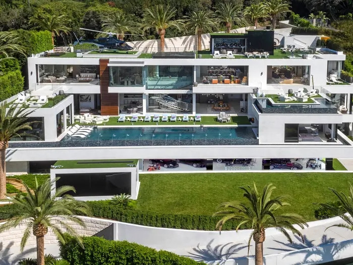 Một căn biệt thự ở khu phố Bel Air của Los Angeles từng được rao bán với mức 250 triệu USD và trở thành ngôi nhà đắt nhất từng được niêm yết ở Mỹ.