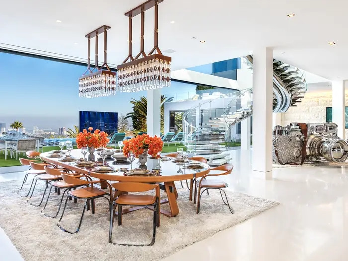 Ngoài hai dãy phòng chính, còn có 10 dãy phòng VIP. Tổng cộng có 12 phòng ngủ và 21 phòng tắm.