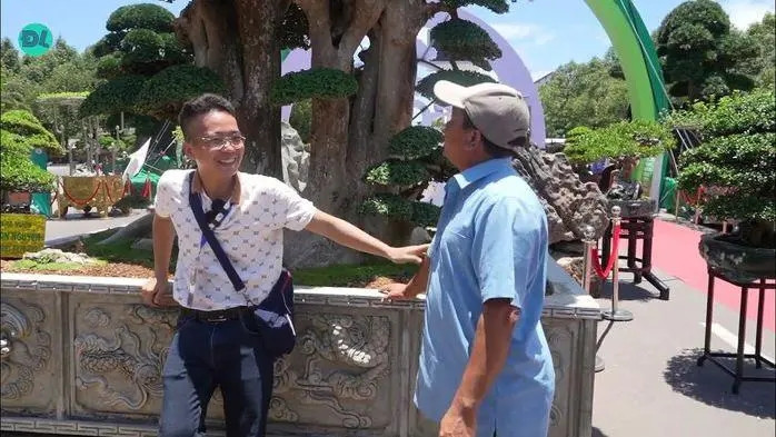 Gốc cây duối rộng chừng 1m, ước tính tuổi thọ lên tới ngàn năm, vì thế người sành cây cảnh gọi là cụ duối. Ảnh: ĐLBD