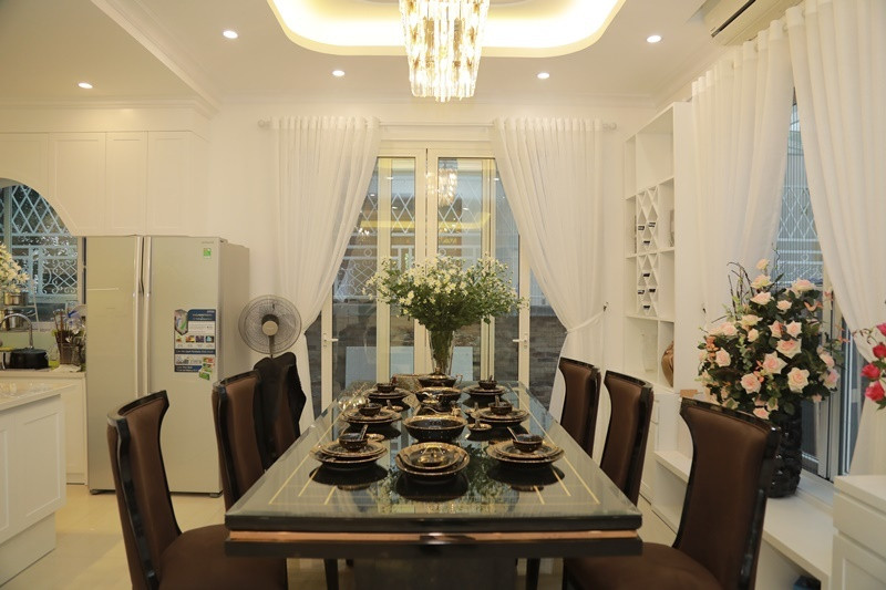 Bàn ăn cùng những bộ bát đũa đắt tiền là điểm nhấn cho gian bếp. Ảnh: Vietnamnet