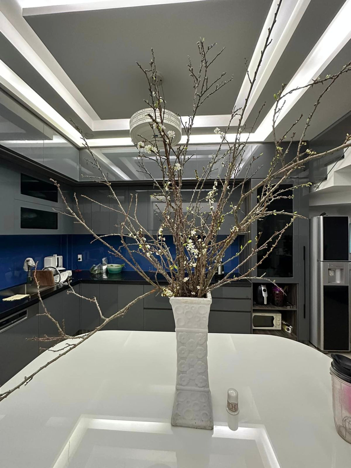 Mùa xuân, Quang Hà trưng bình hoa mận trắng trong phòng bếp cho không gian thêm thơ mộng. Ảnh: Ngoisao