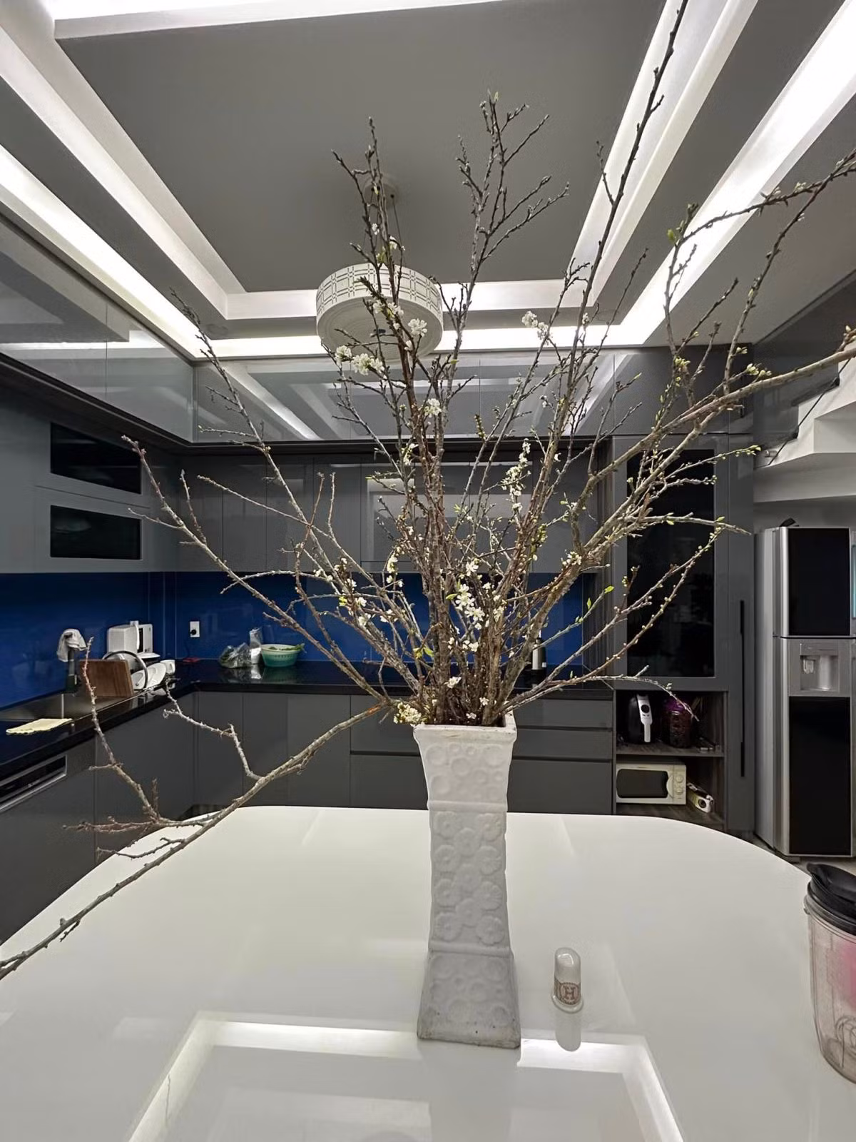 Mùa xuân, Quang Hà trưng bình hoa mận trắng trong phòng bếp cho không gian thêm thơ mộng. Ảnh: Ngoisao