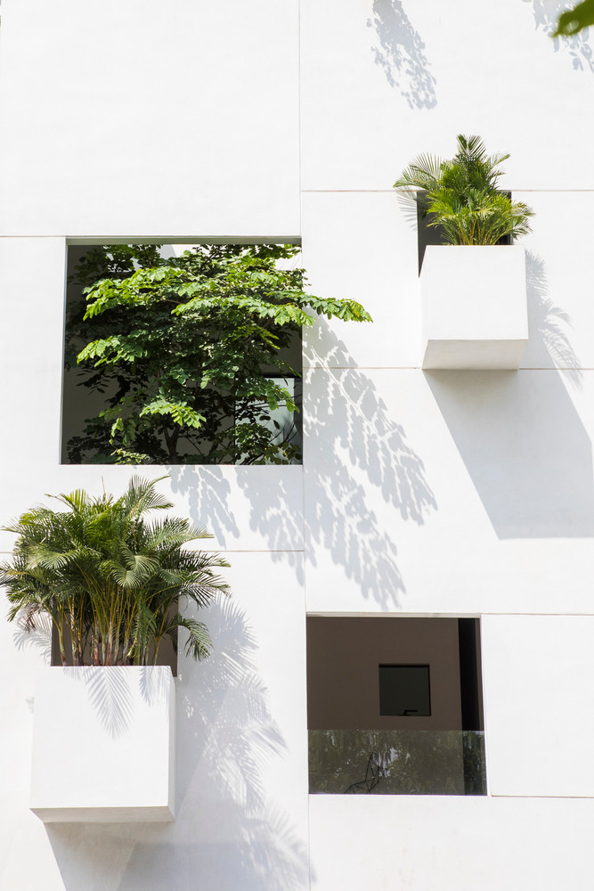 Mong muốn tạo nên một công trình "mở" và "thở", kết hợp cá tính của gia chủ là người ưa thích sự tĩnh lặng, kiến trúc sư đưa ra định hướng kiến trúc rõ ràng, đó là mang lại sự kết nối cao giữa con người với con người và giữa con người với thiên nhiên theo phương ngang và phương đứng. Ảnh: Triệu Chiến, Oki Hiroyuki, Hoàng Lê