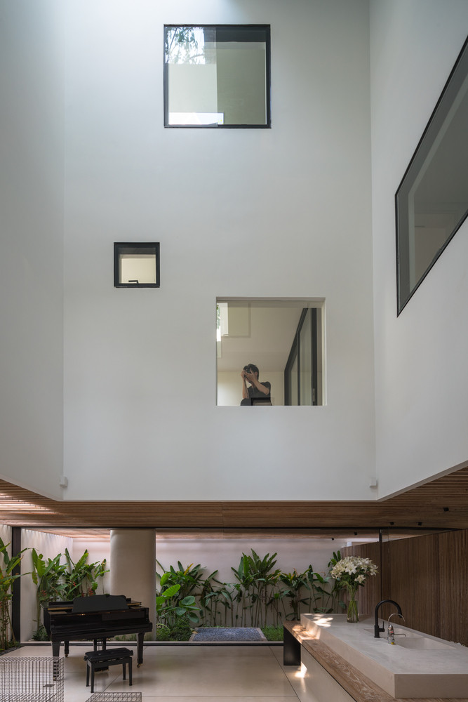 Nhờ vậy, căn nhà không còn bị phụ thuộc bởi bối cảnh xung quanh nữa, mà tự tạo ra cảnh quan riêng ngay trong nội tại. Ảnh: Triệu Chiến, Oki Hiroyuki, Hoàng Lê