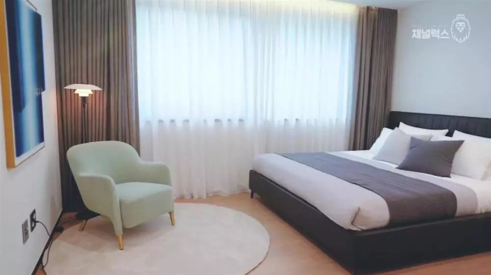 Phòng ngủ tiện nghi, tràn ngập ánh sáng. Ảnh: Skyedaily