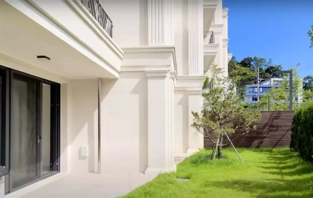 Bên ngoài biệt thự là khu vườn với thảm cỏ xanh mướt. Ảnh: Koreaboo