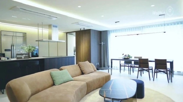 Phòng khách sang trọng nối liền với khu bếp và bàn ăn. Ảnh: Koreaboo