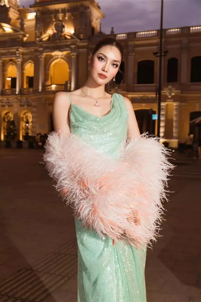 Xuất hiện trong một show diễn thời trang mới đây, Lan Khuê được MC giới thiệu là hoa hậu. Sự việc gây nhiều ý kiến trái chiều vì Lan Khuê vốn được công chúng gọi là Hoa khôi Áo dài. Ảnh: Tiền phong