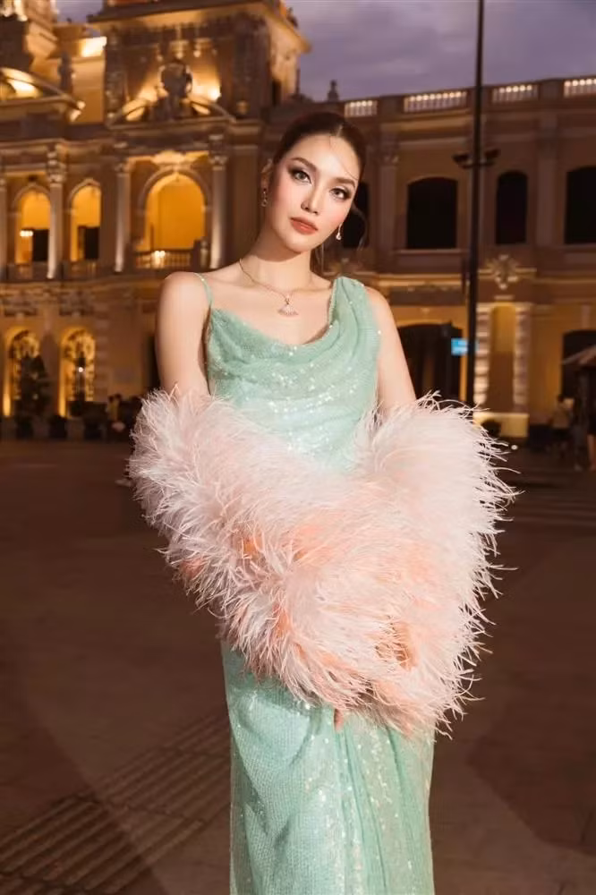 Xuất hiện trong một show diễn thời trang mới đây, Lan Khuê được MC giới thiệu là hoa hậu. Sự việc gây nhiều ý kiến trái chiều vì Lan Khuê vốn được công chúng gọi là Hoa khôi Áo dài. Ảnh: Tiền phong