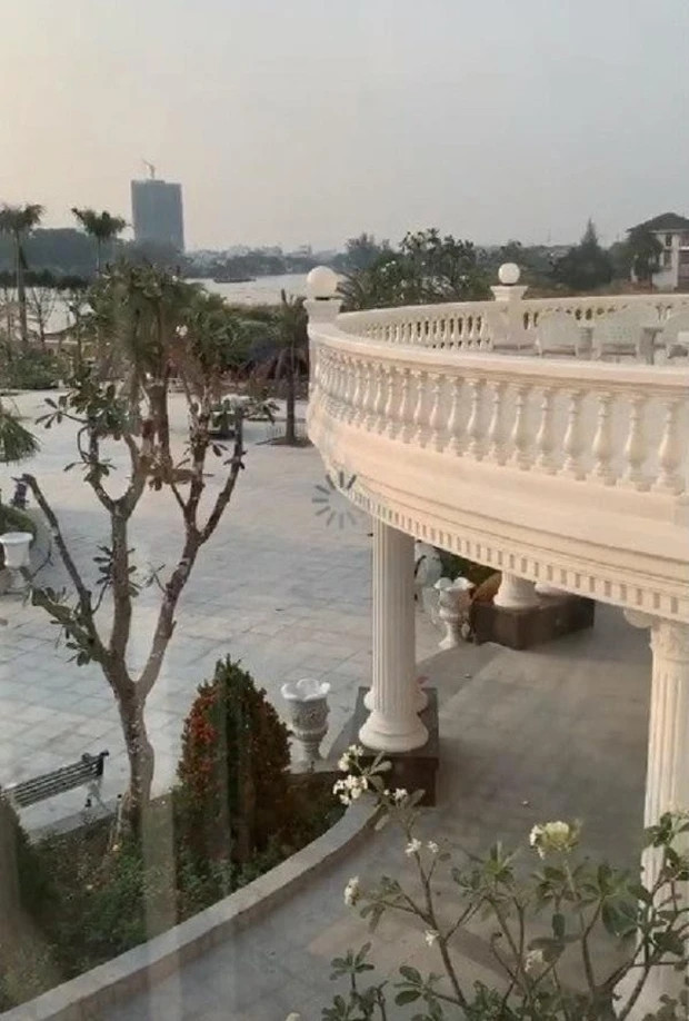 Dinh thự có kiến trúc kiểu châu Âu với khoảng sân rộng rãi. Ảnh: FBNV