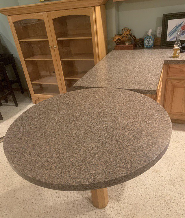 Chỉ cần đồng màu với tủ bếp, còn hình "tròn hay vuông" không quan trọng. Nguồn ảnh: Brightside