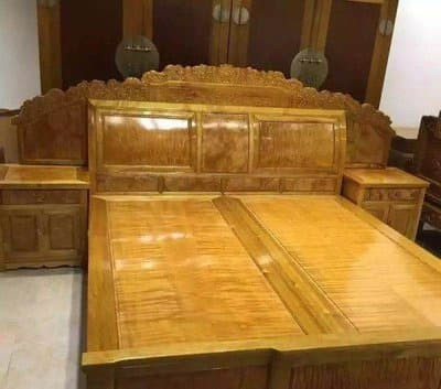 Thời nhà Nguyên, do hoa văn lụa vàng đặc biệt phù hợp với khí chất cao quý và tao nhã của hoàng tộc nên nanmu vàng được hoàng gia săn đón để làm giường ngủ, cung điện và cả lăng mộ trong cung thường được tận dụng.