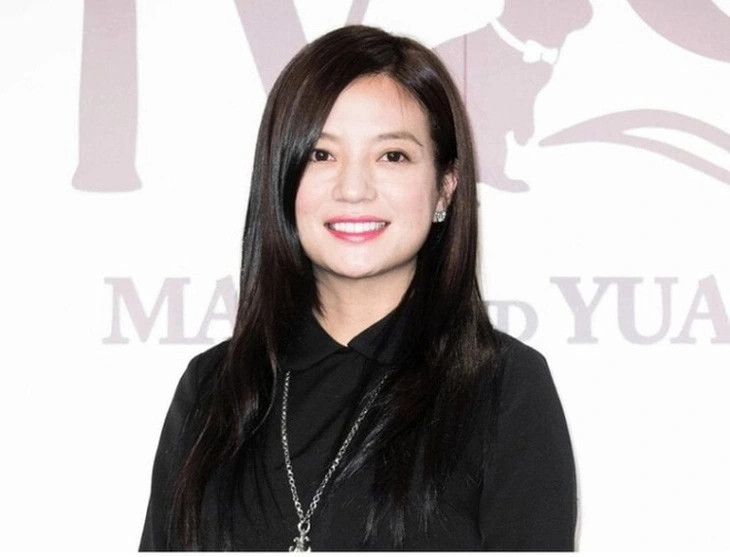 Theo Sohu, ở thời kỳ đỉnh cao sự nghiệp, Triệu Vy đầu tư vào 17 công ty đa lĩnh vực như bất động sản, giải trí, công nghệ... Trong số các công ty nữ diễn viên làm chủ sở hữu và đại diện pháp luật, hiện duy nhất công ty Văn hóa Điện ảnh và Truyền hình Triệu Triệu (Thượng Hải, Trung Quốc) còn hoạt động. Ảnh: Weibo