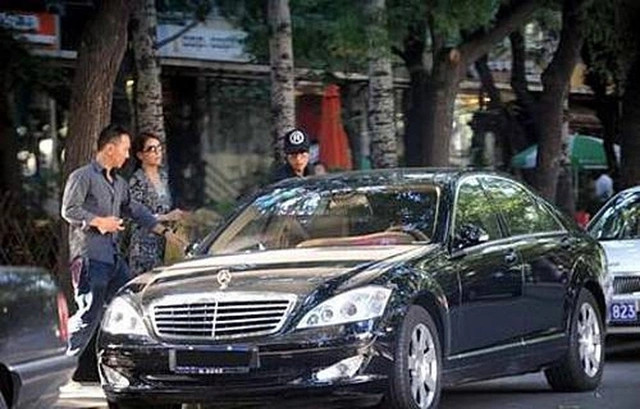 Một số nguồn tin cho biết, Triệu Vy sở hữu 8 chiếu siêu xe đắt giá đến từ các các nhãn hiệu đình đám như BMW, Dodge, Porsche, Land Rover... Ảnh; Sina