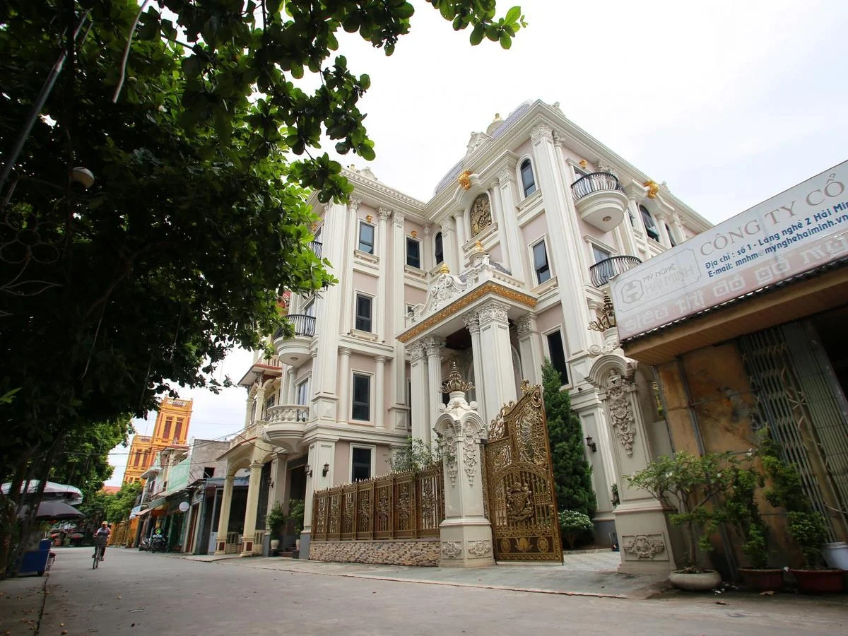 Hơn chục năm nay, nơi đây còn nổi tiếng với những tòa lâu đài, dinh thự hàng chục tỷ đồng. Ảnh: Saostar