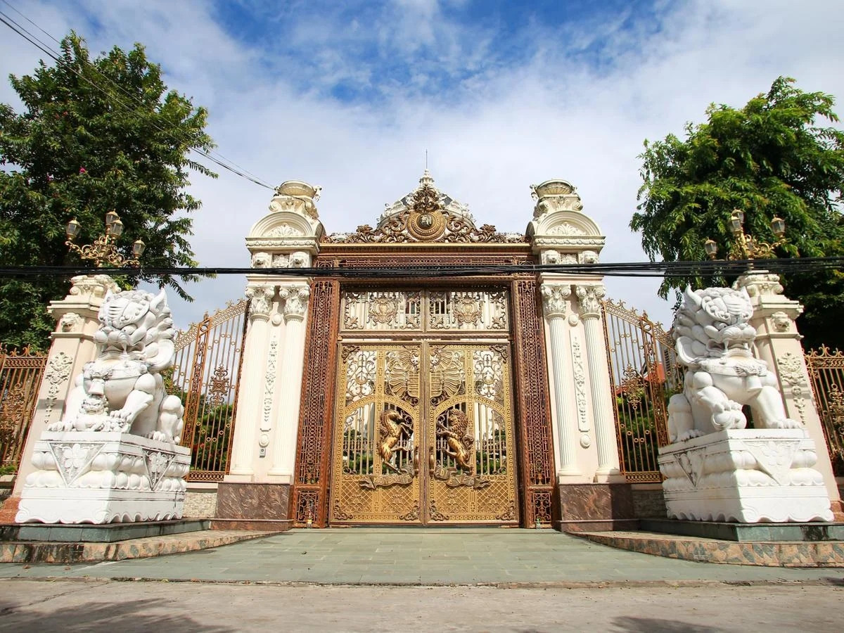 Theo người dân trong làng, chủ nhân của tòa lâu đài Lan Khoa Khuê hoạt động trong lĩnh vực kinh doanh khoáng sản, tàu biển. Ảnh: Saostar