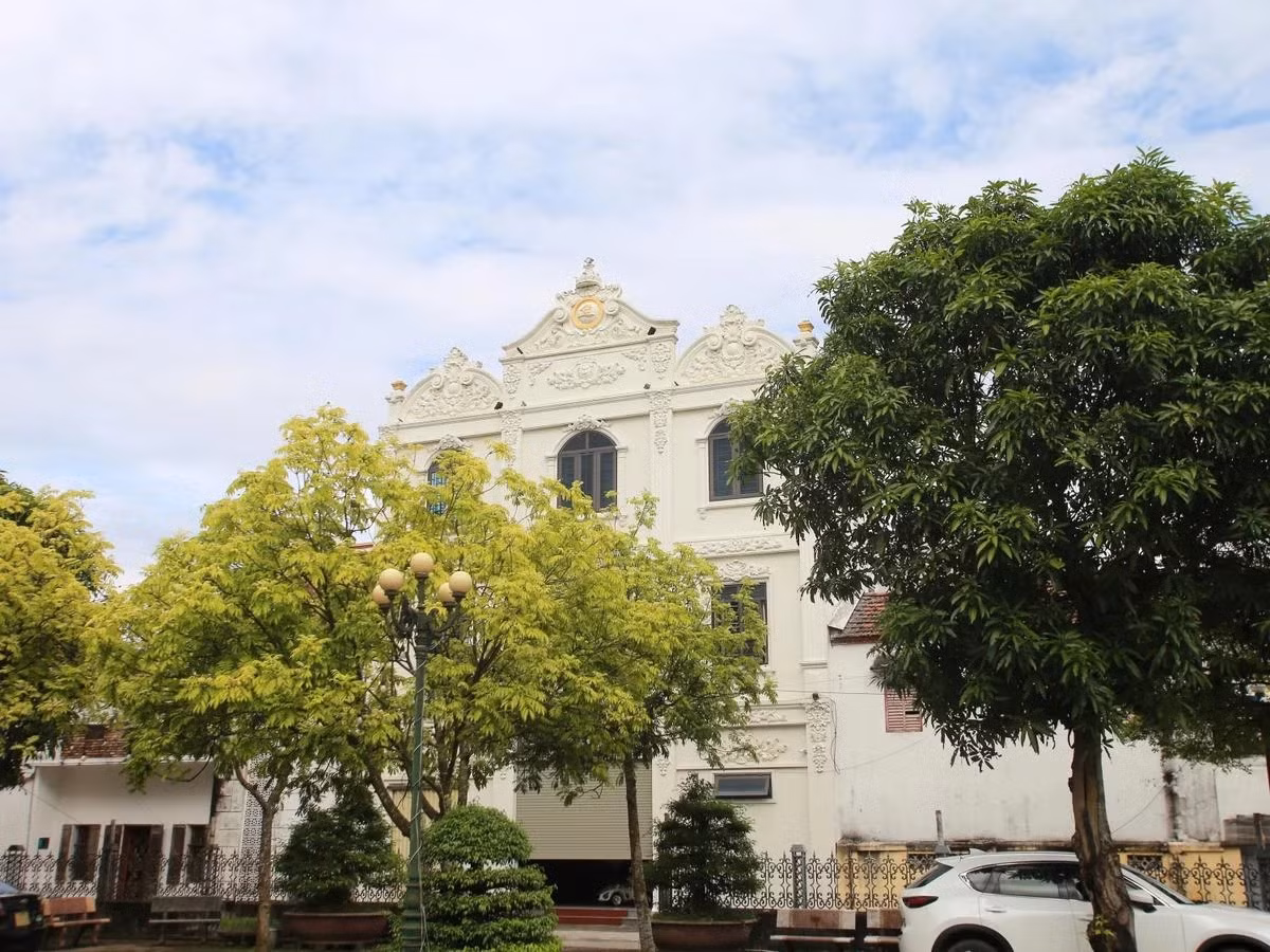 Những công trình lâu đài tráng lệ trị giá hàng chục tỷ nơi đây đều mất nhiều năm xây dựng mới hoàn thiện. Ảnh; Saostar