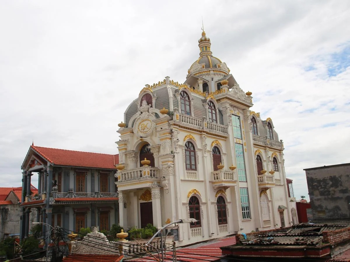 Để son sơn thếp vàng đẹp mắt cho tòa lâu đài này, chắc chắn chủ nhà phải bỏ ra số tiền không nhỏ. Ảnh: Saostar