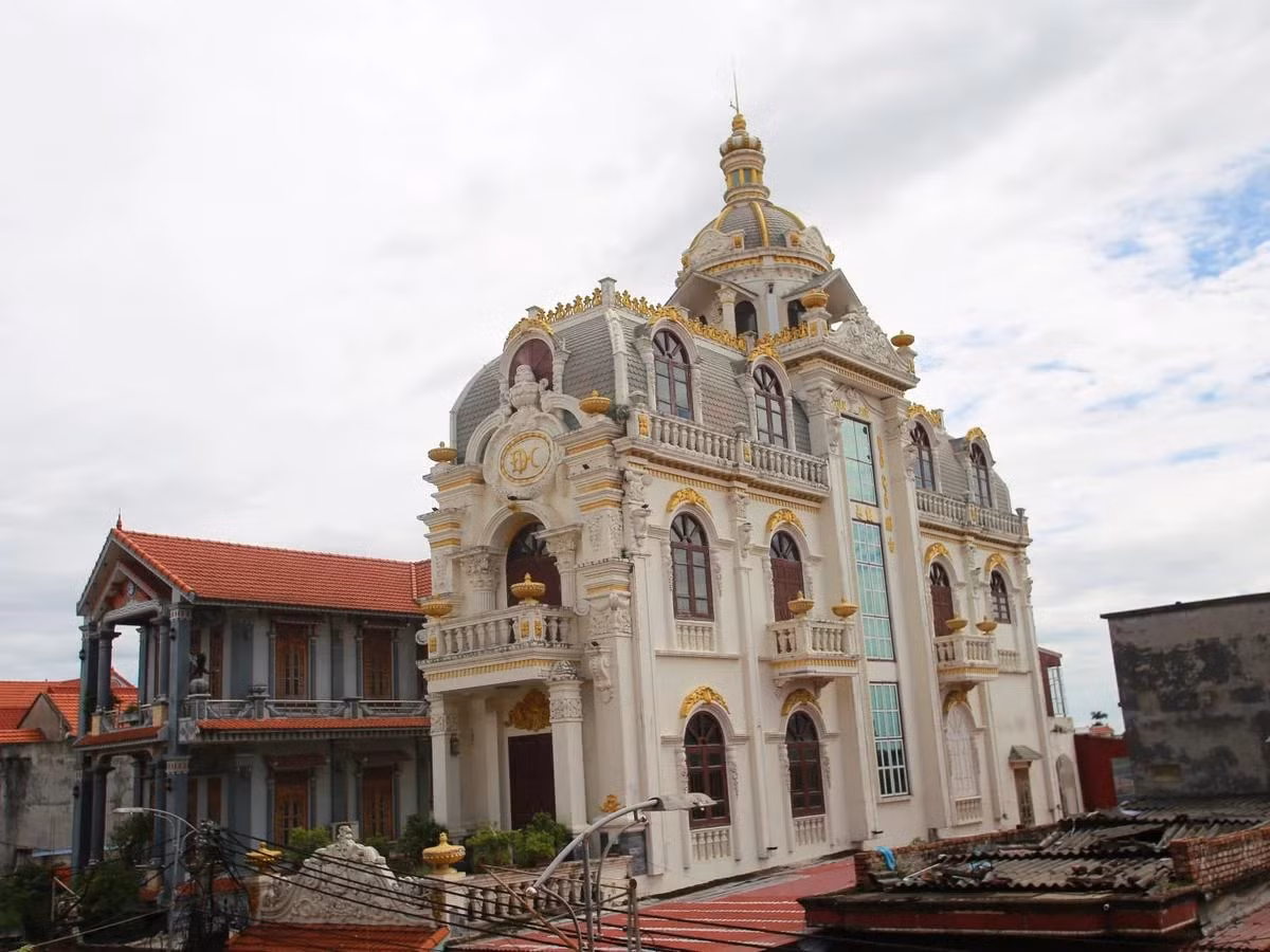 Để son sơn thếp vàng đẹp mắt cho tòa lâu đài này, chắc chắn chủ nhà phải bỏ ra số tiền không nhỏ. Ảnh: Saostar