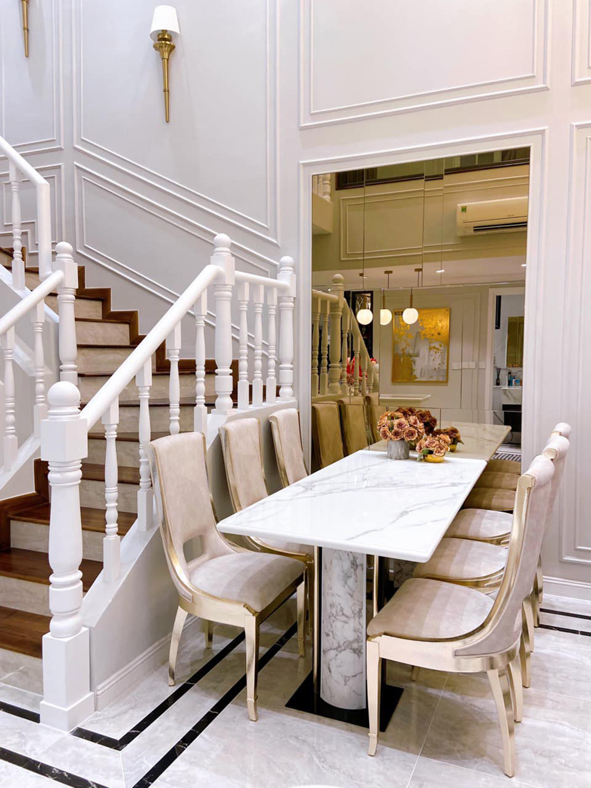 Bàn ăn hiện đại bố trí cạnh cầu thang. Ảnh: FBNV