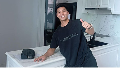 Hiện tại, hậu vệ Văn Thanh thi đấu cho Công an Hà Nội nên nhờ một người chị thân thiết quản lí và khai thác kinh doanh. Giá thuê một căn hộ thông tầng trong khu chung cư giống của Văn Thanh khoảng 35 triệu đồng mỗi tháng. Ảnh: Bongdaplus