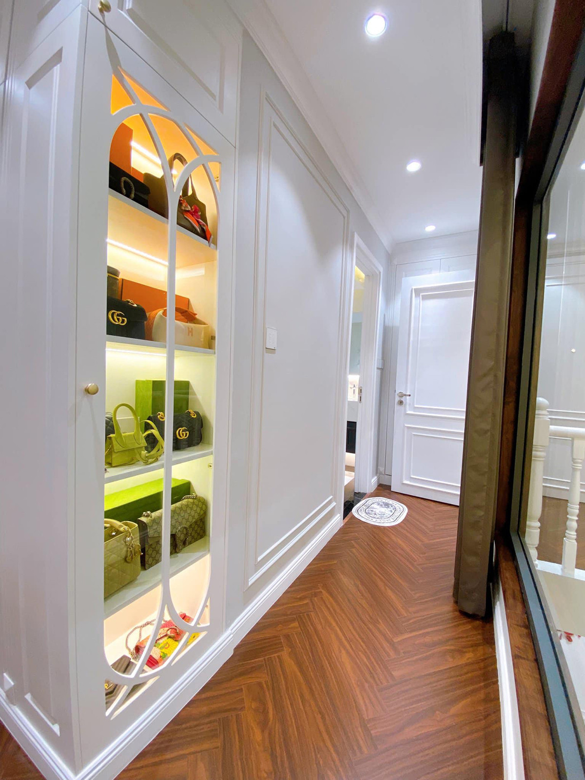 Hành lang cầu thang được nam cầu thủ đặt tủ đựng túi xách và các món đồ thời trang. Ảnh: FBNV