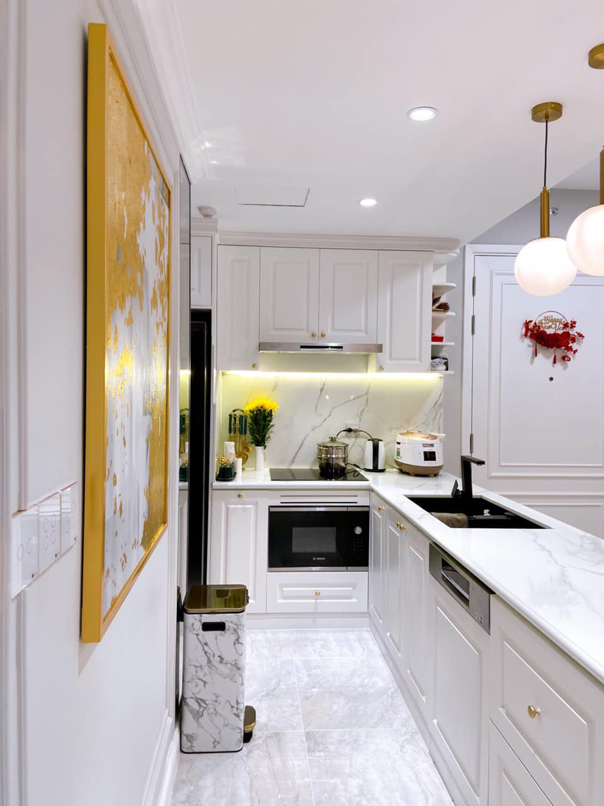 Khu bếp cũng sử dụng tông trắng và khá tiện nghi. Ảnh: FBNV