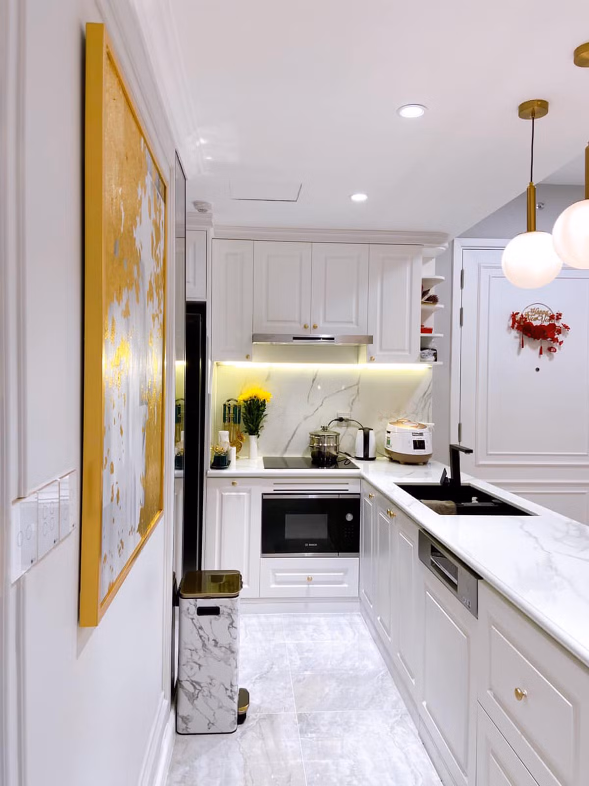 Khu bếp cũng sử dụng tông trắng và khá tiện nghi. Ảnh: FBNV