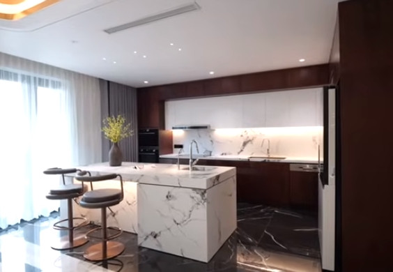 Khu bếp có màu sắc phối hài hòa, đẹp mắt.